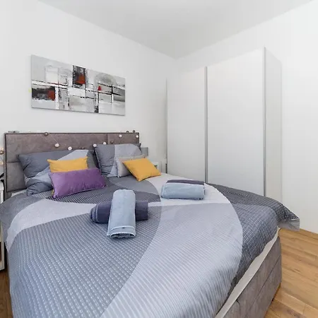 Duffys Apartment *